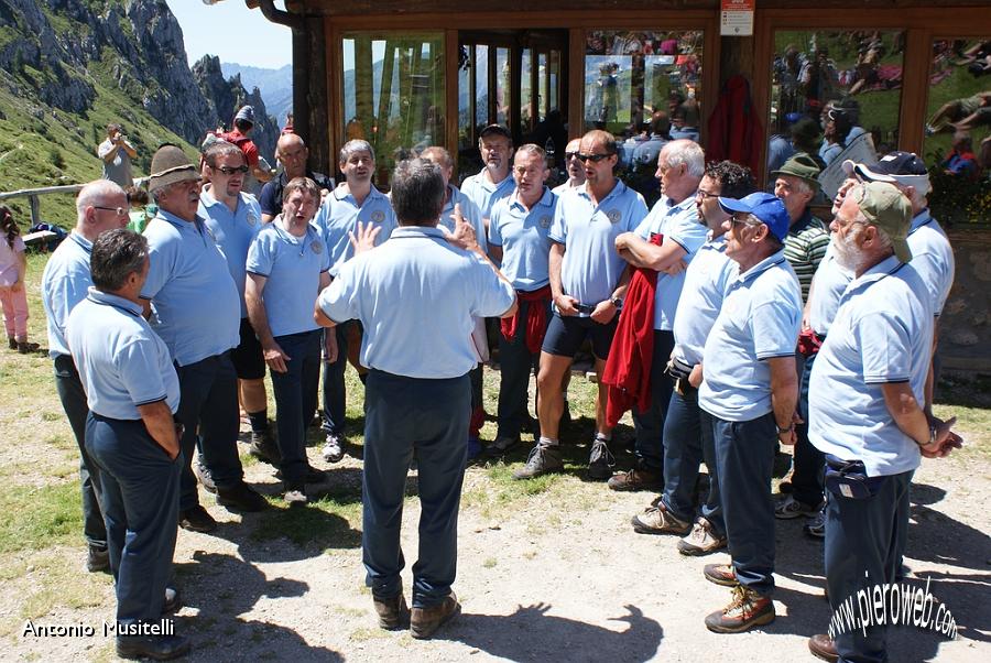 25 Il coro si impegna.jpg
